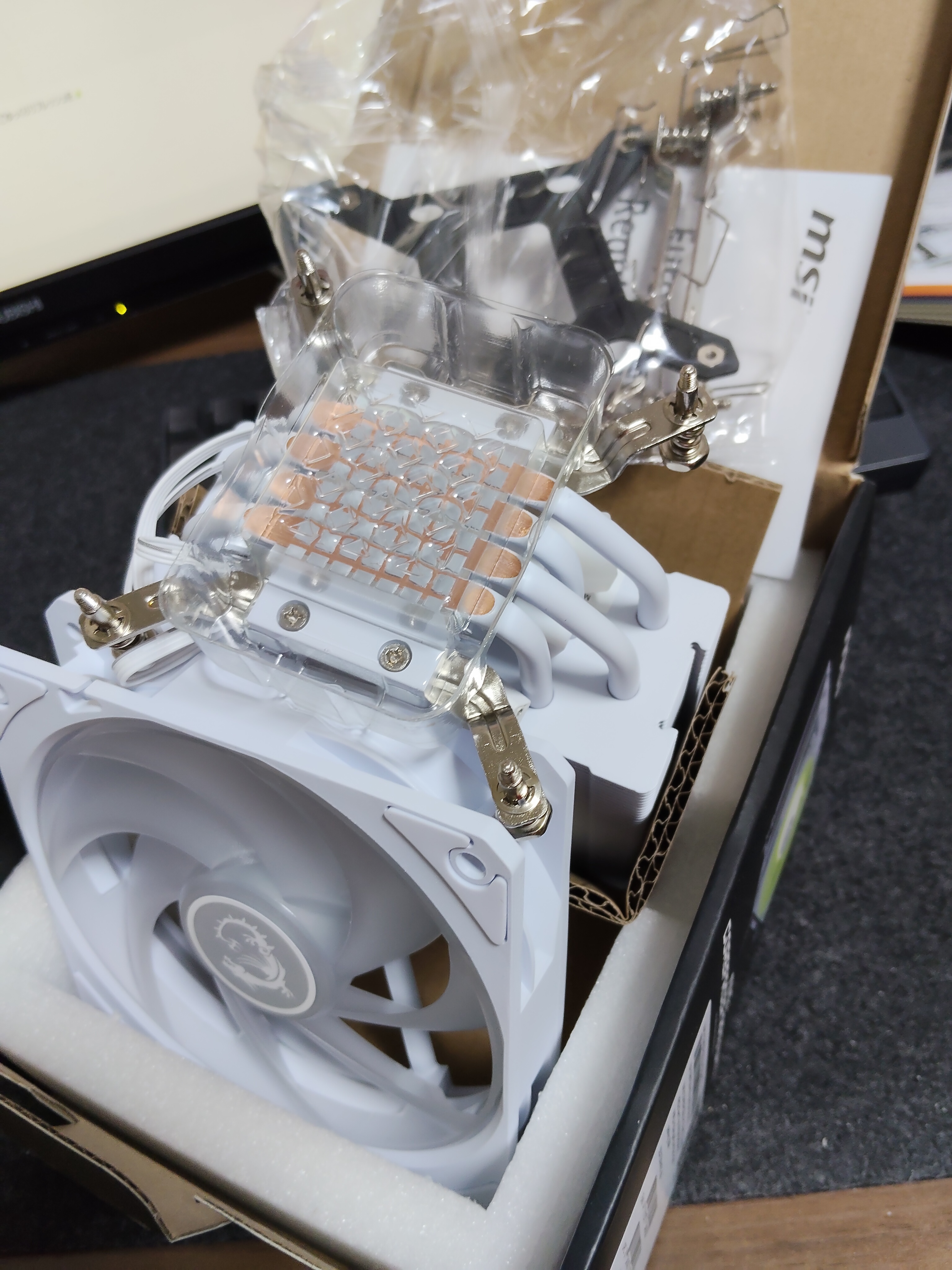 MAG CoreFrozr A13 WHITE 本体・ベース面（保護シール付）