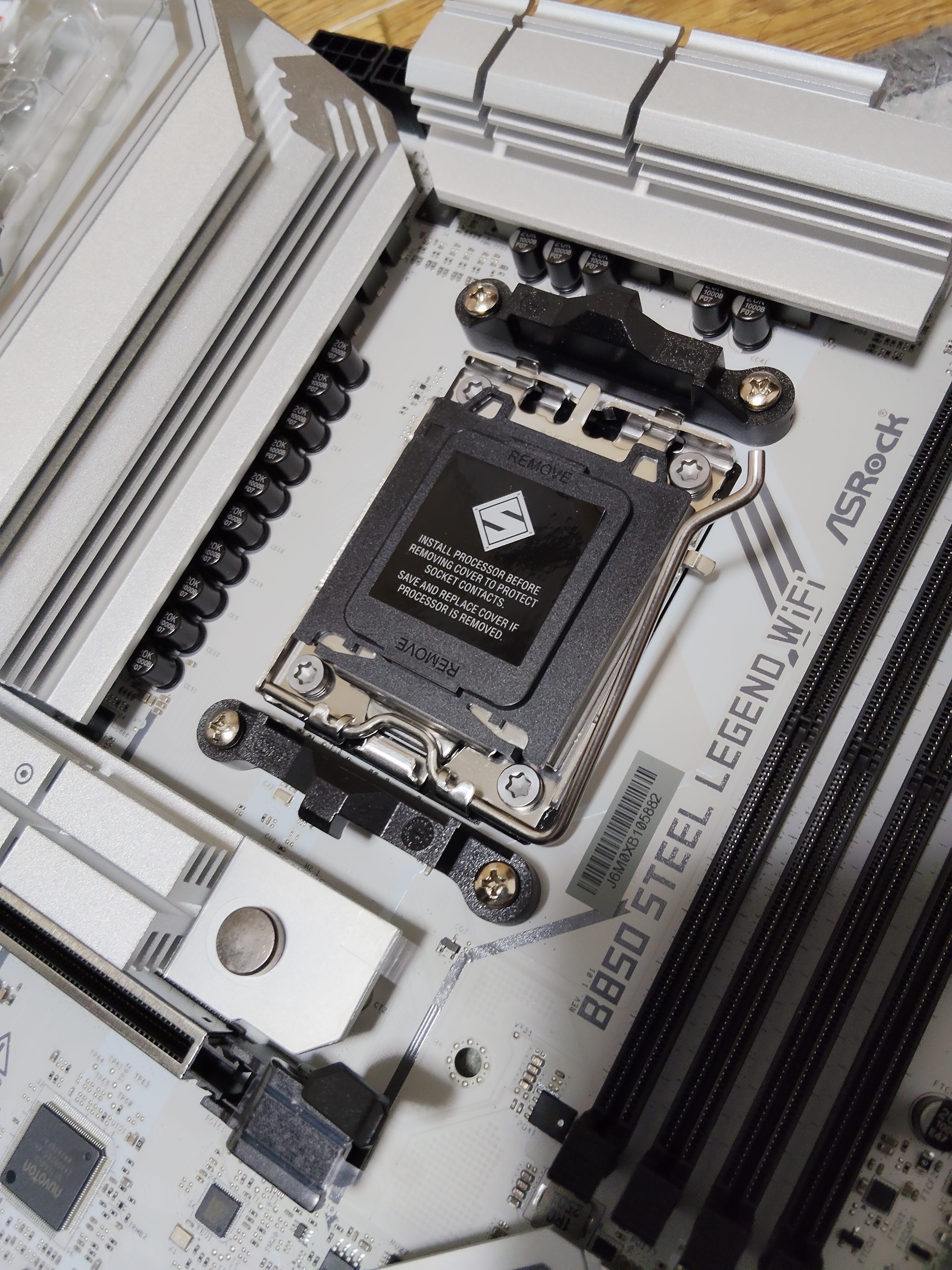 AM5 ソケット保護カバー装着状態（CPU 装着前）