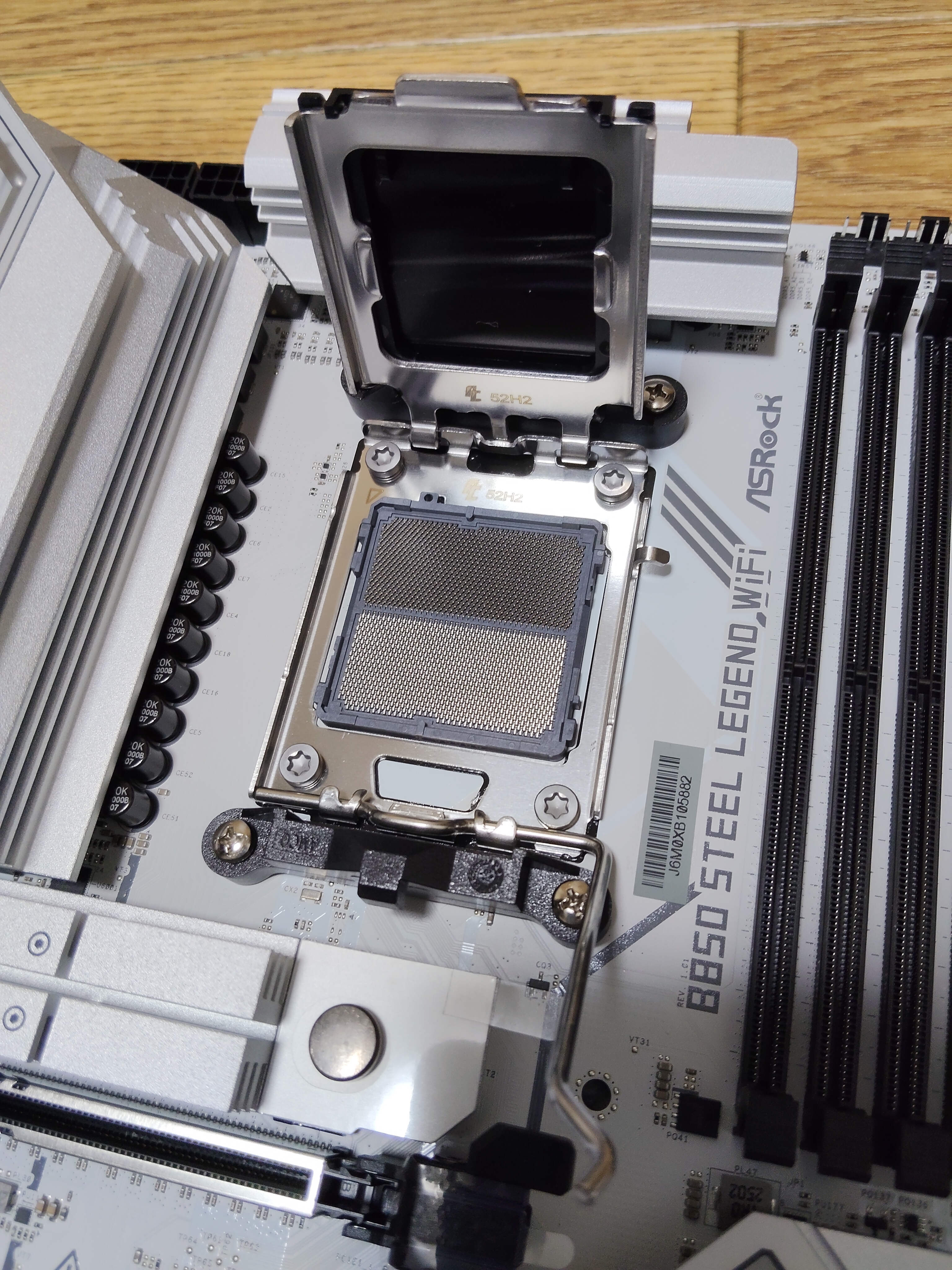 AM5 ソケット保護カバー解放（LGA1718 ピン全数露出）