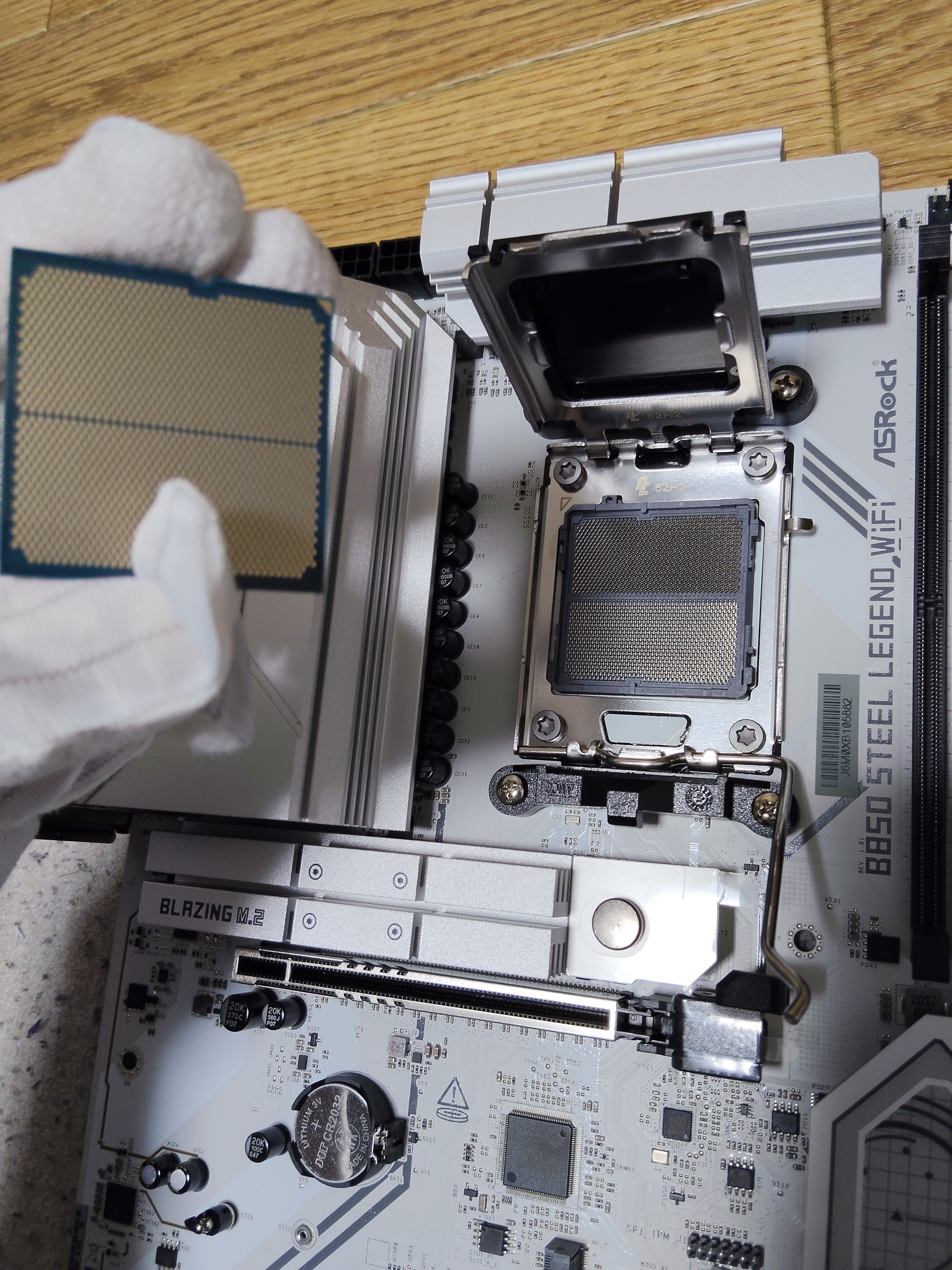 Ryzen 7 9700X を手袋で持つ瞬間