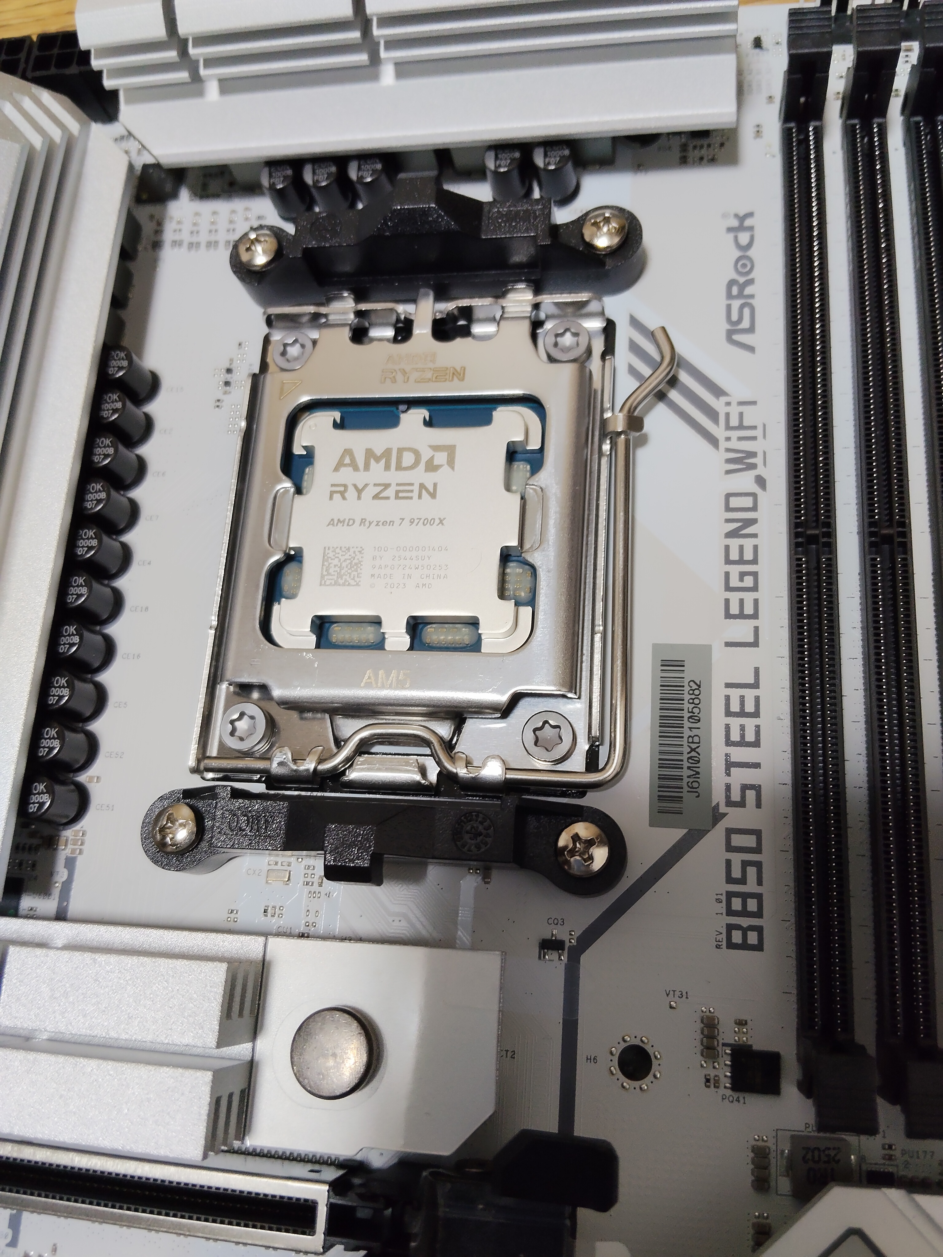 CPU 装着完了（AMD Ryzen ヒートスプレッダ刻印見える）