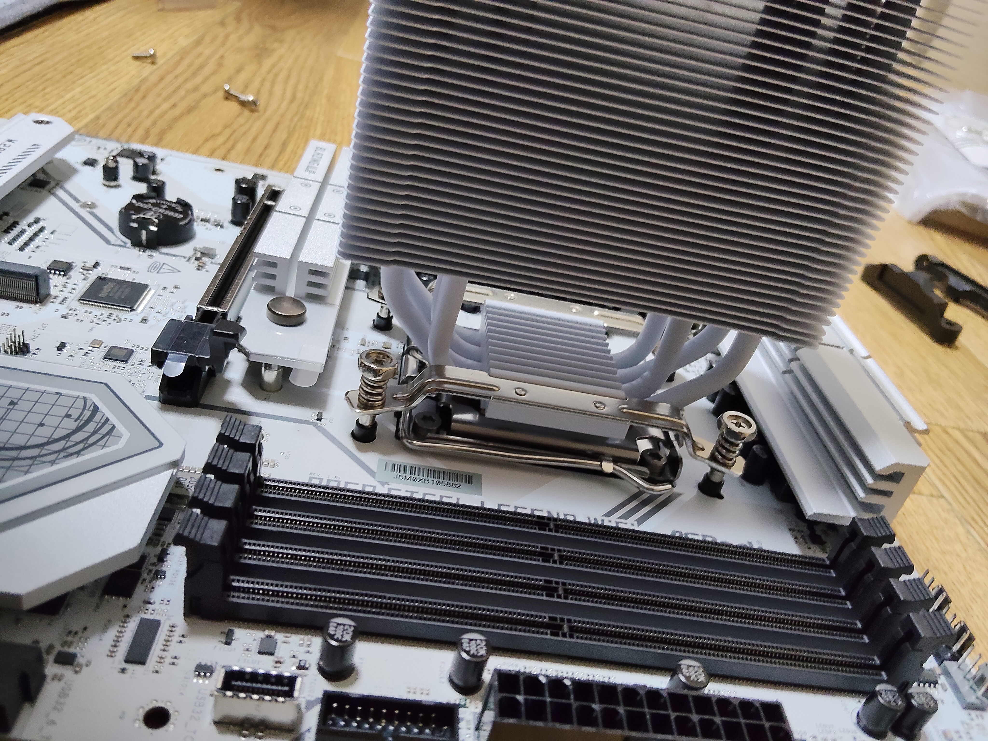 CPU クーラー装着完了（真上から・スプリング見える）