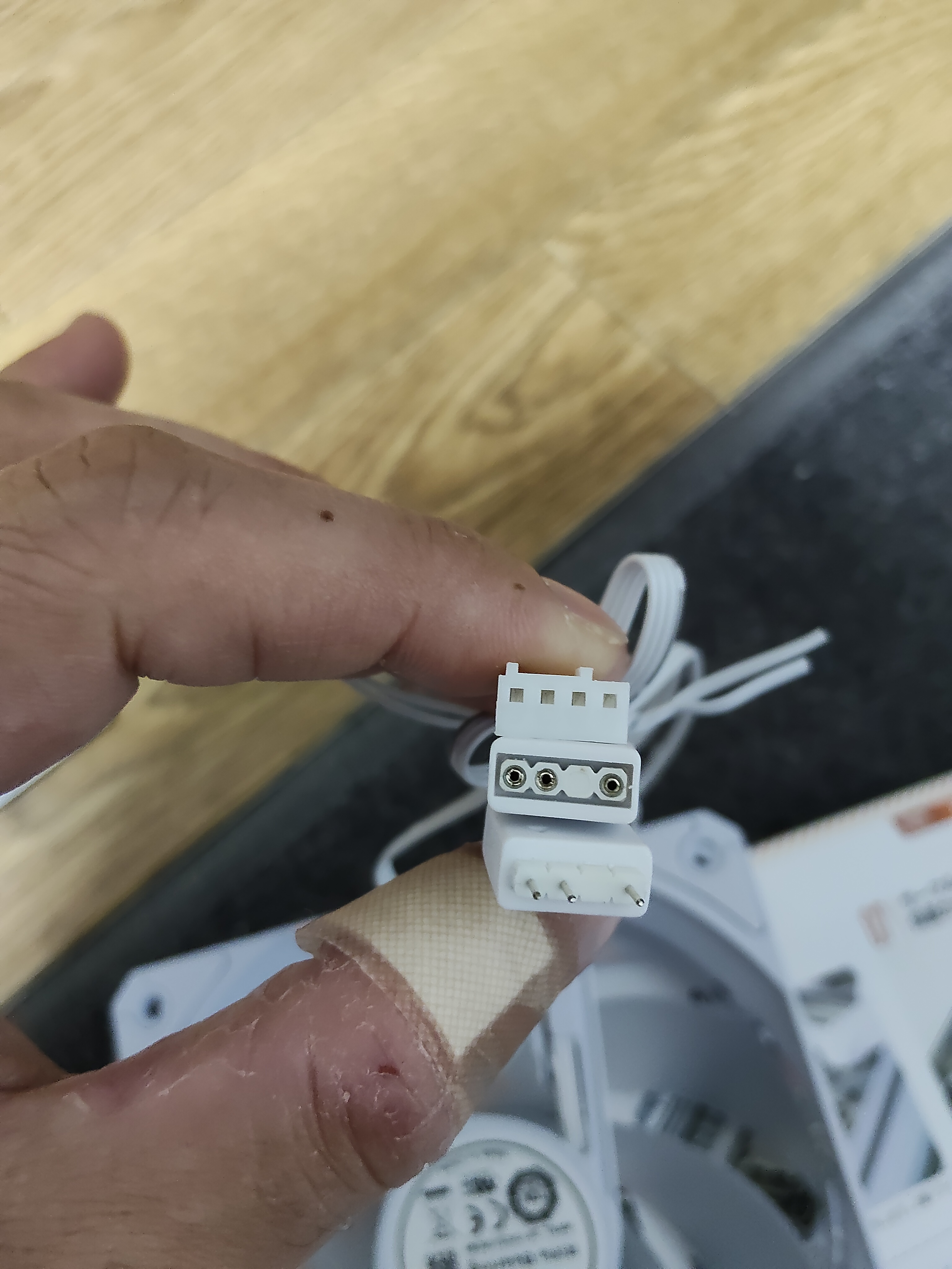 A13 WHITE の 3 本ケーブルコネクタ拡大（上から PWM 4-pin / ARGB IN メス / ARGB OUT オス）