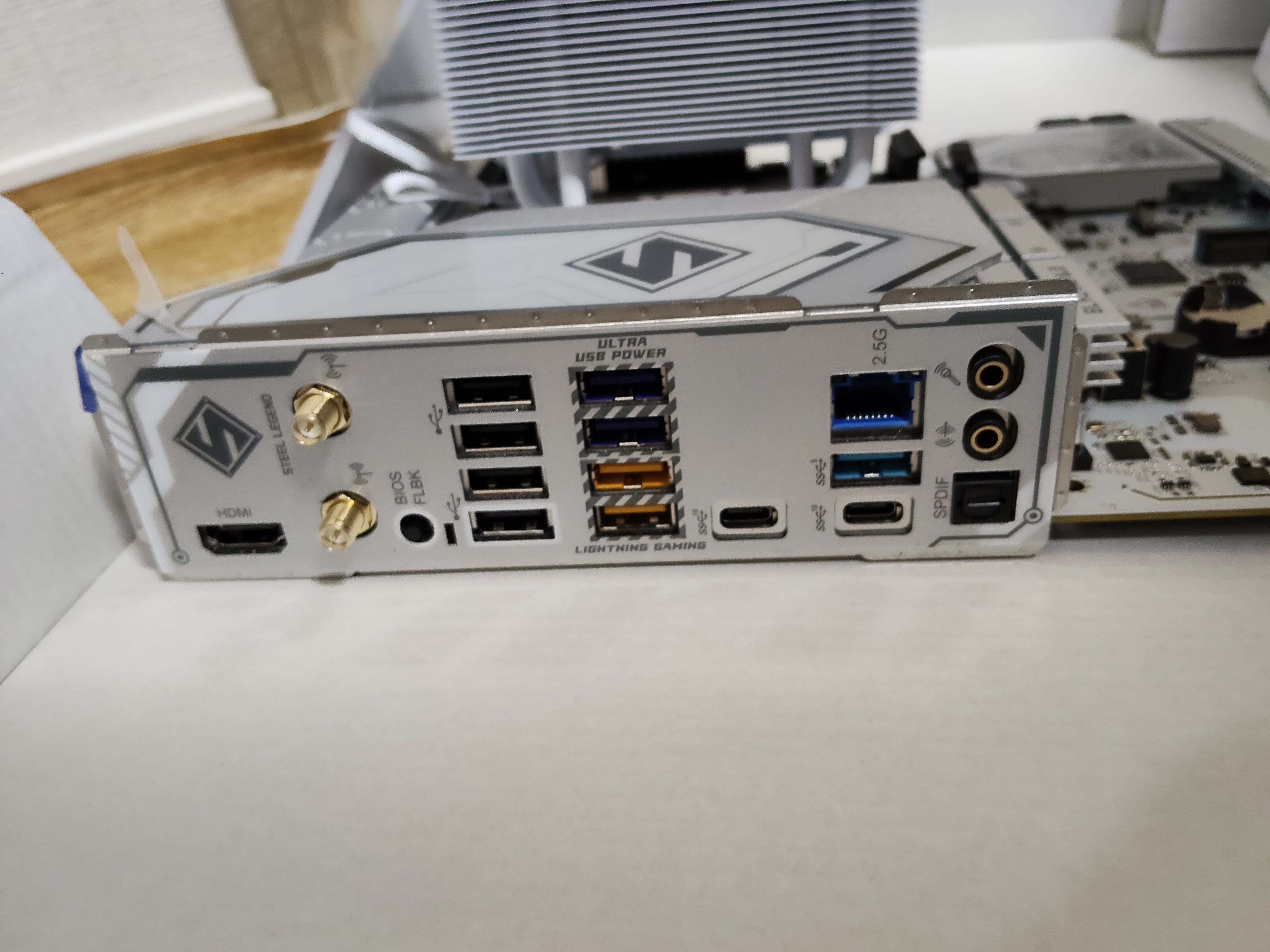 B850 Steel Legend WiFi の一体型 I/O パネル（STEEL LEGEND ロゴ + S マーク印字）