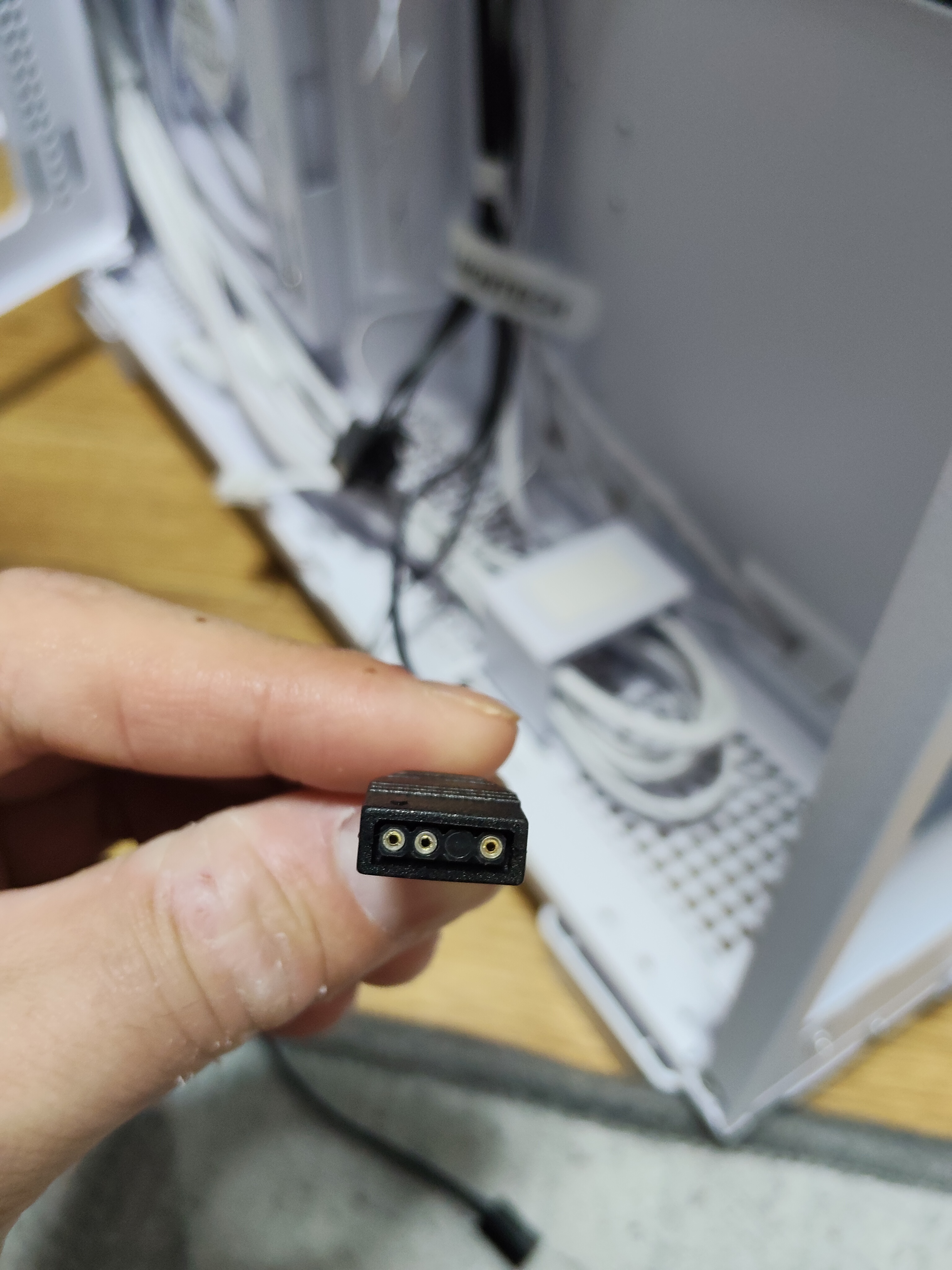 ARGB ハブ黒 3-pin コネクタ拡大（4 ホール中 3 ピン構造）