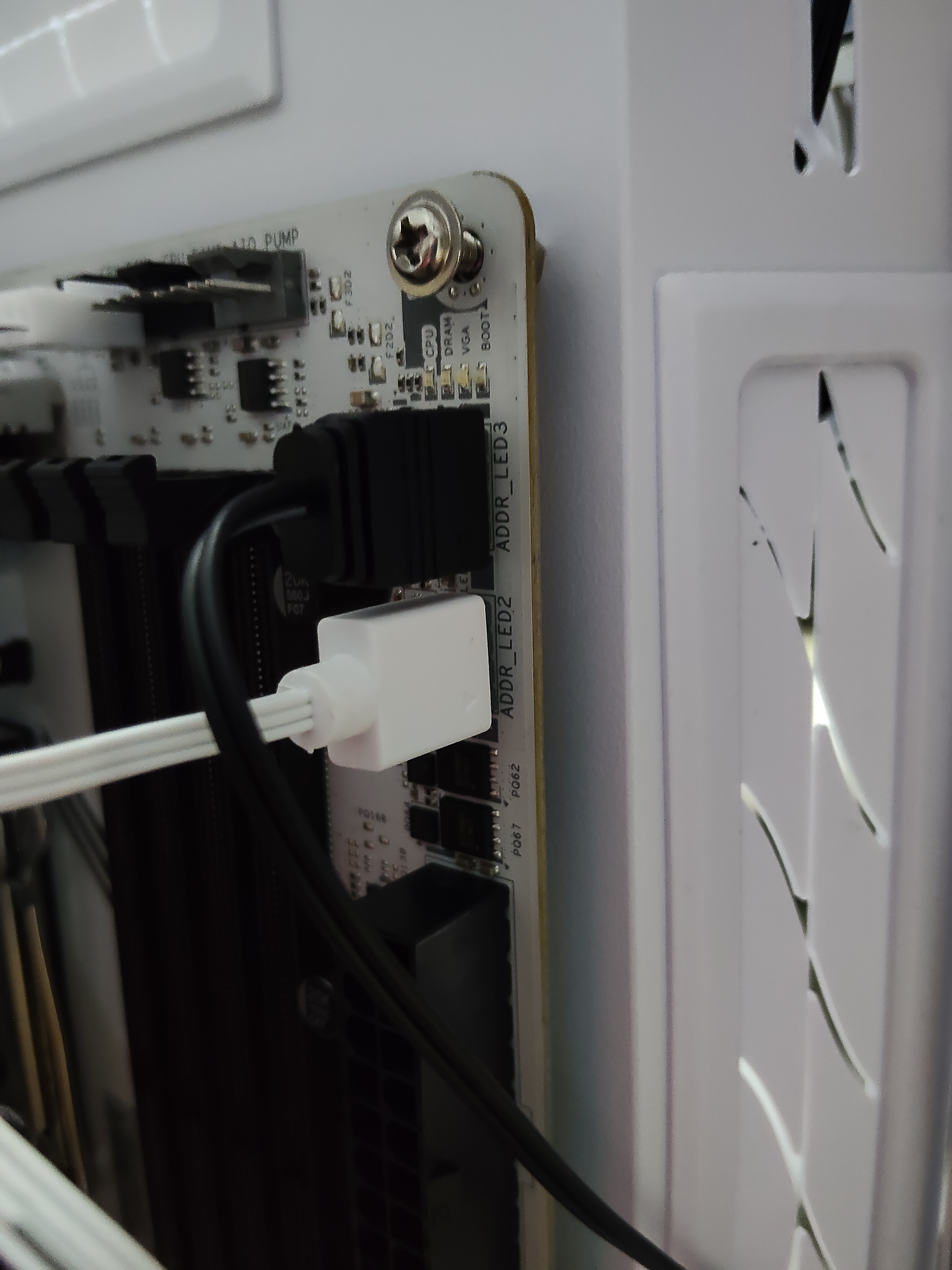 PWM ハブの黒 4-pin コネクタを手で持つ（接続前）