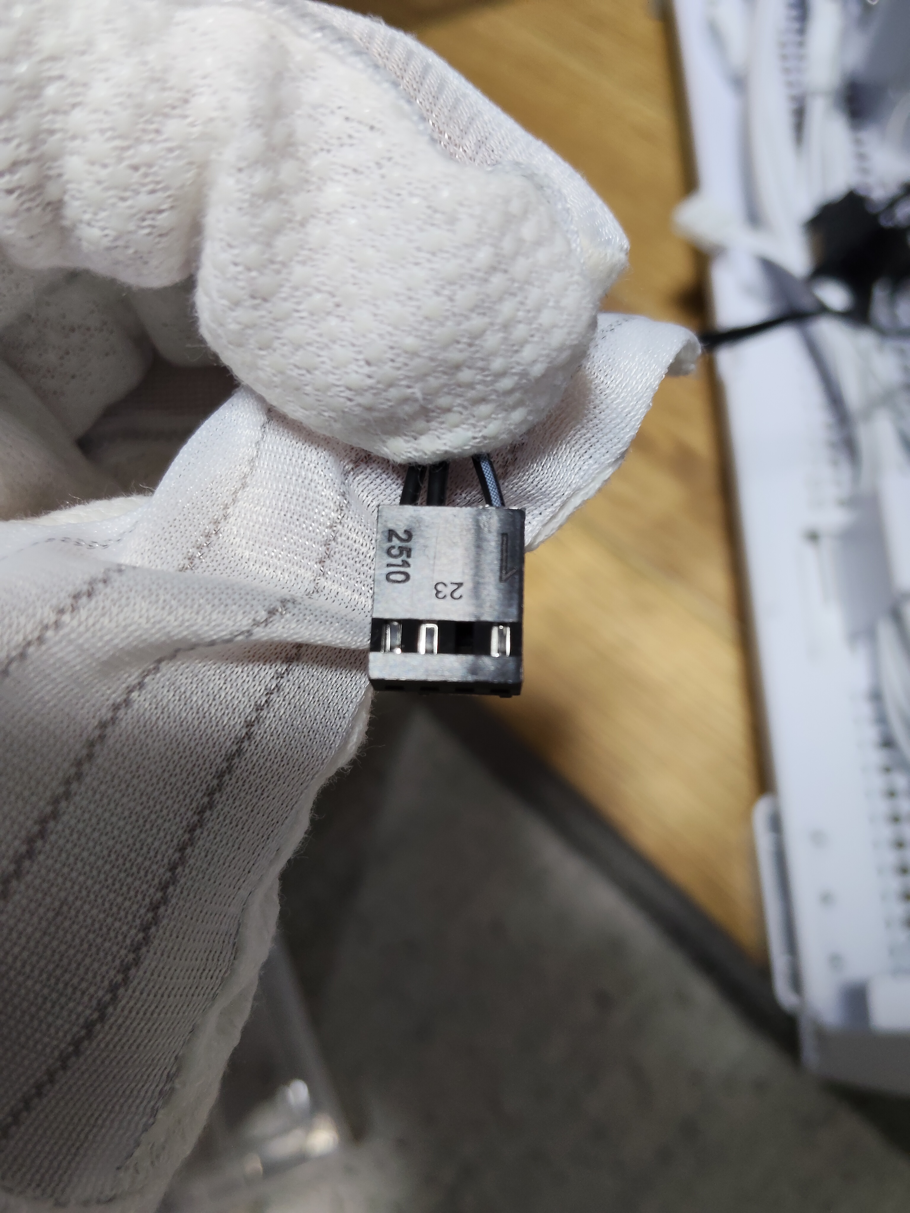 PWM ハブ黒 4-pin コネクタ拡大（2510 刻印）