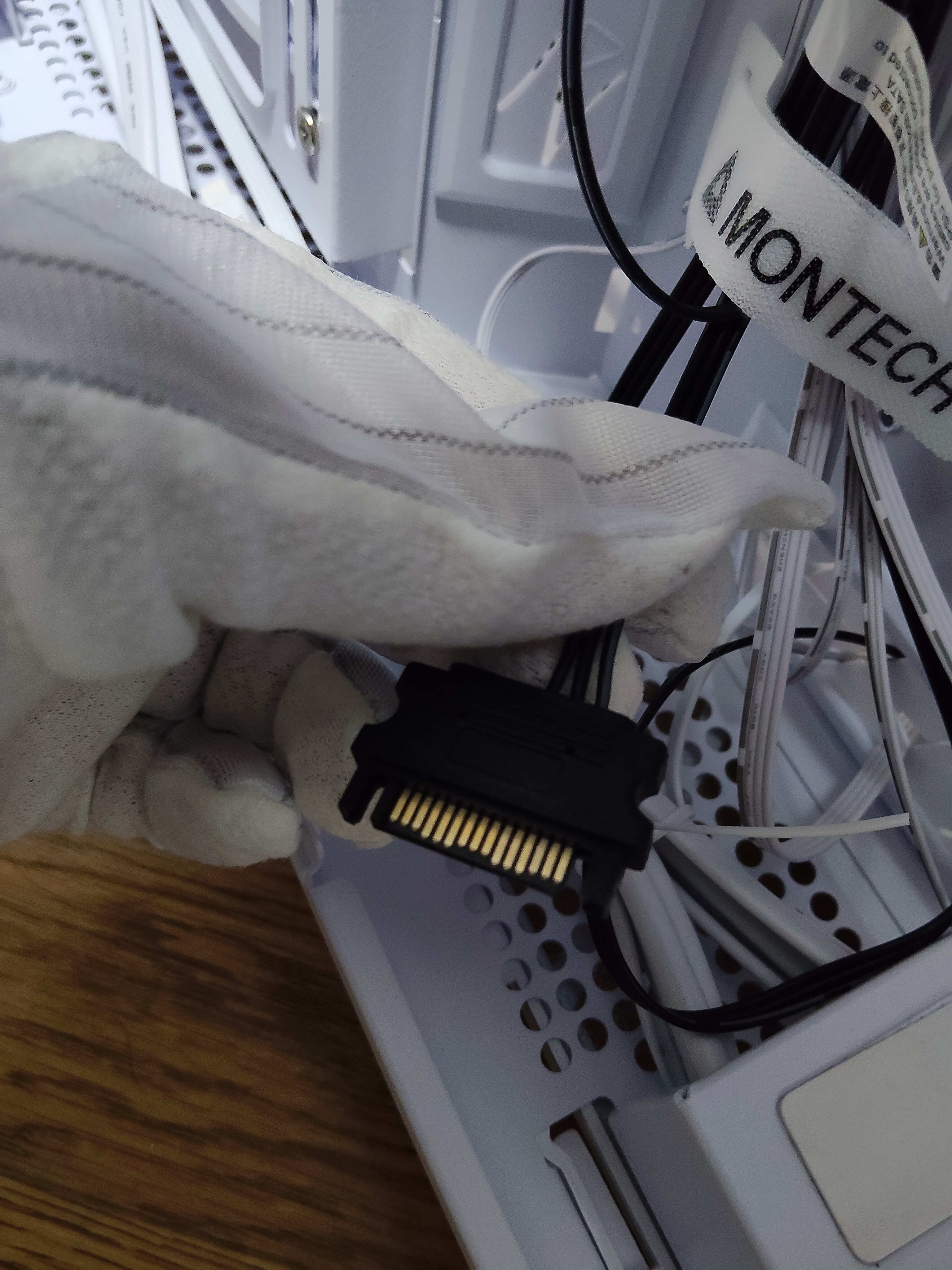 SATA 電源コネクタ別角度（金色端子クローズアップ）