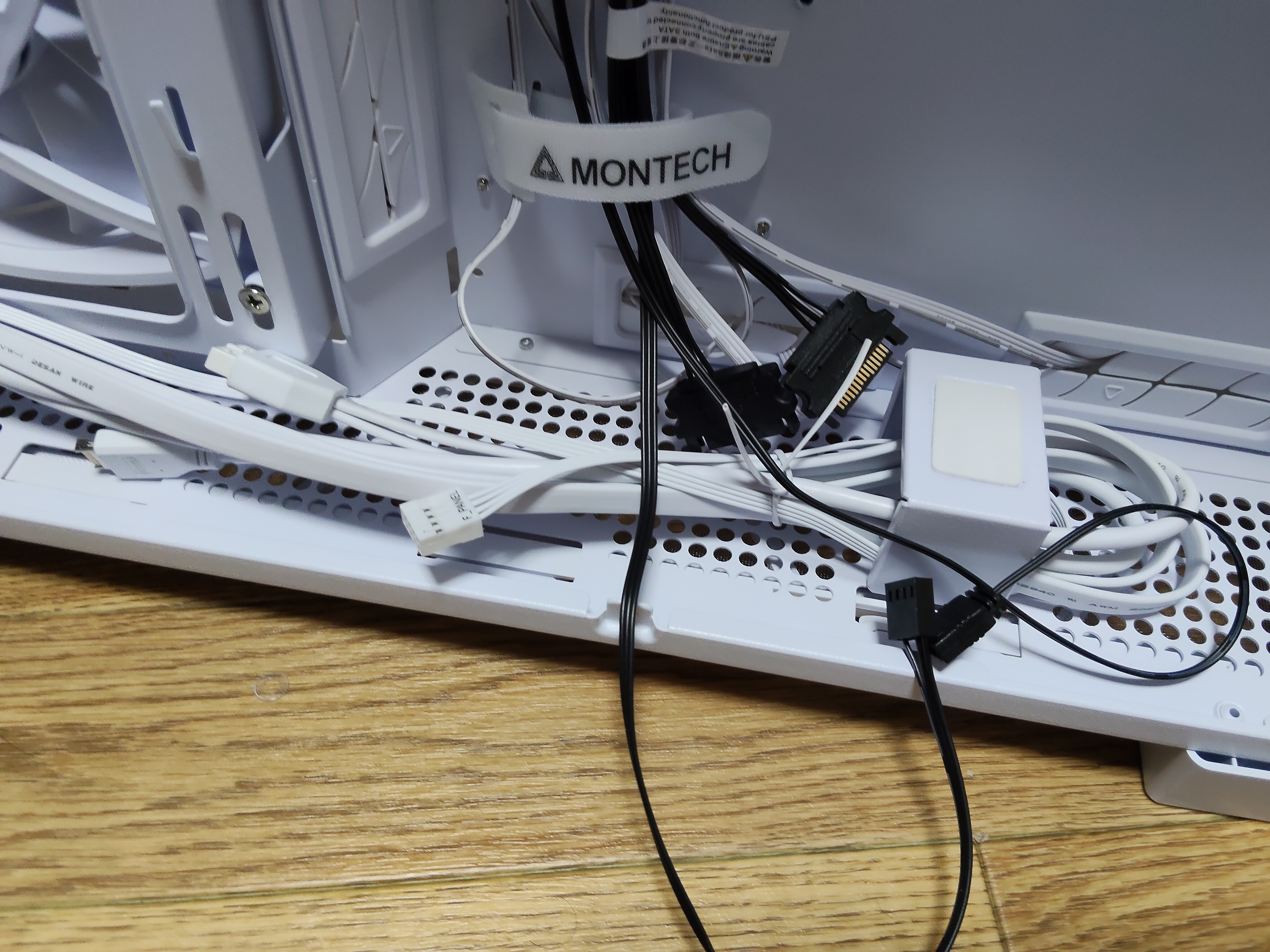 KING 95 PRO 背面チャンバーの既設ケーブル全景（MONTECH ロゴ + ARGB ハブ + フロントパネル配線）