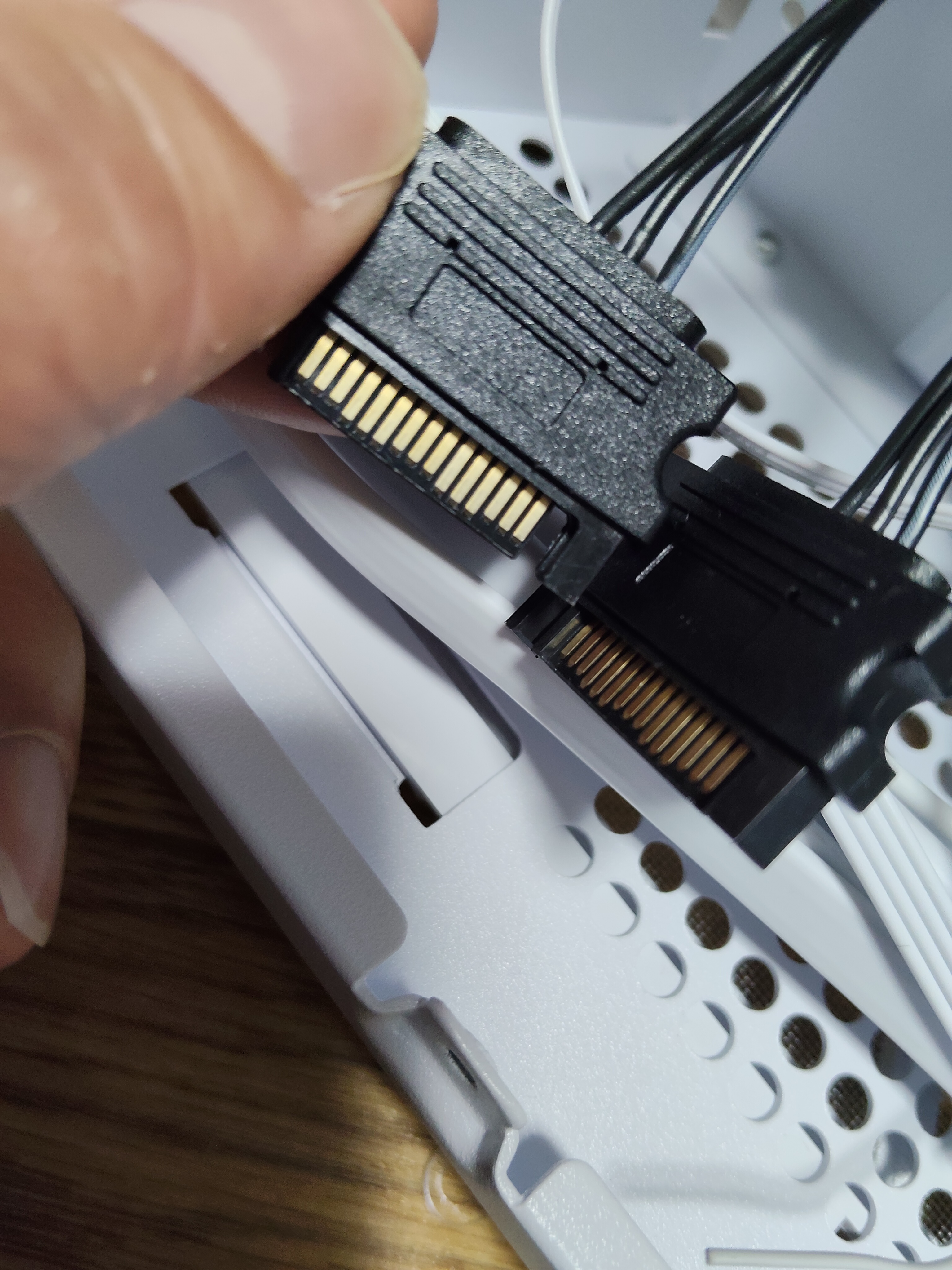 電源ユニットから出る SATA 電源コネクタ 2 連結（オス側）